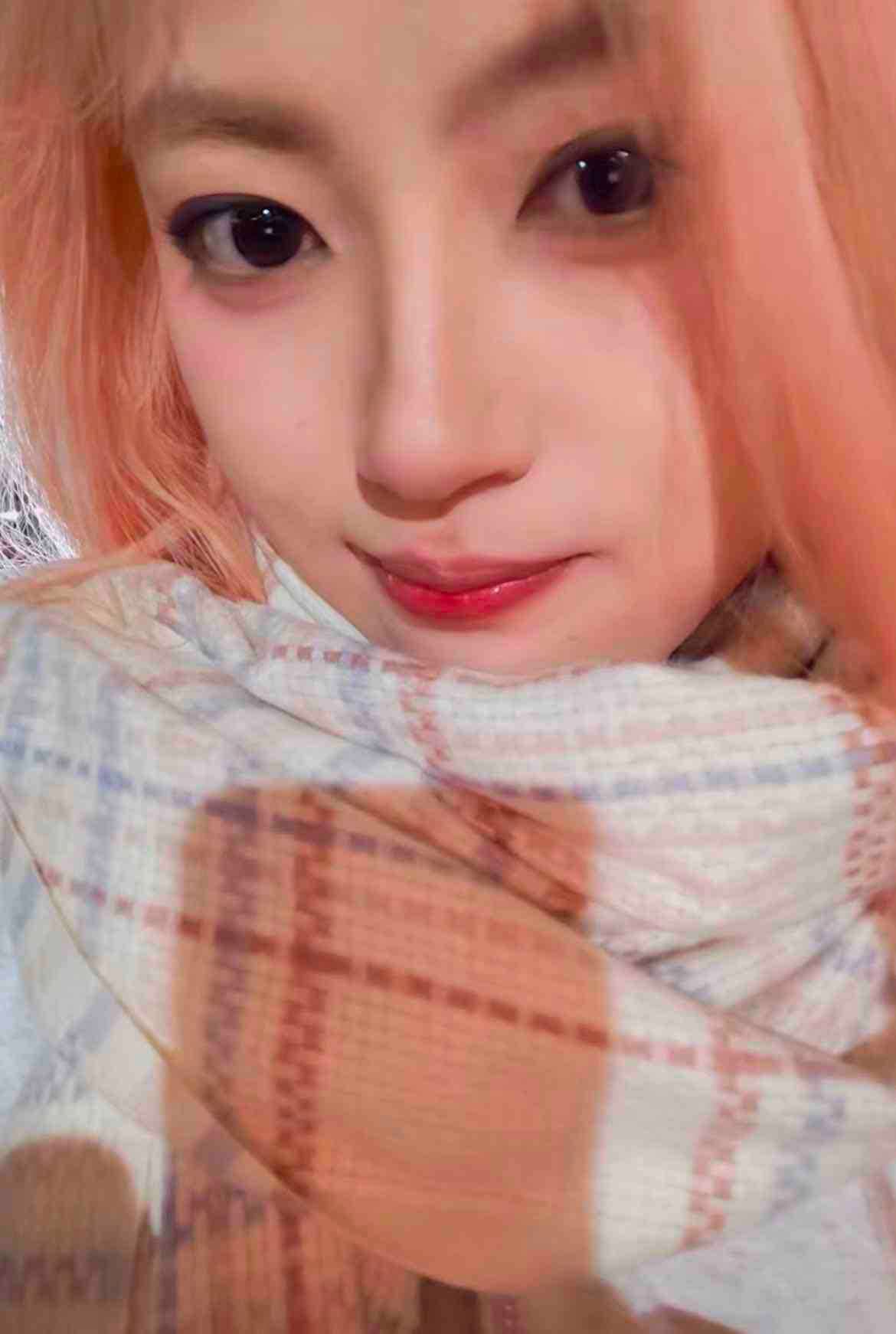 约tian04年高颜值学妹美脚