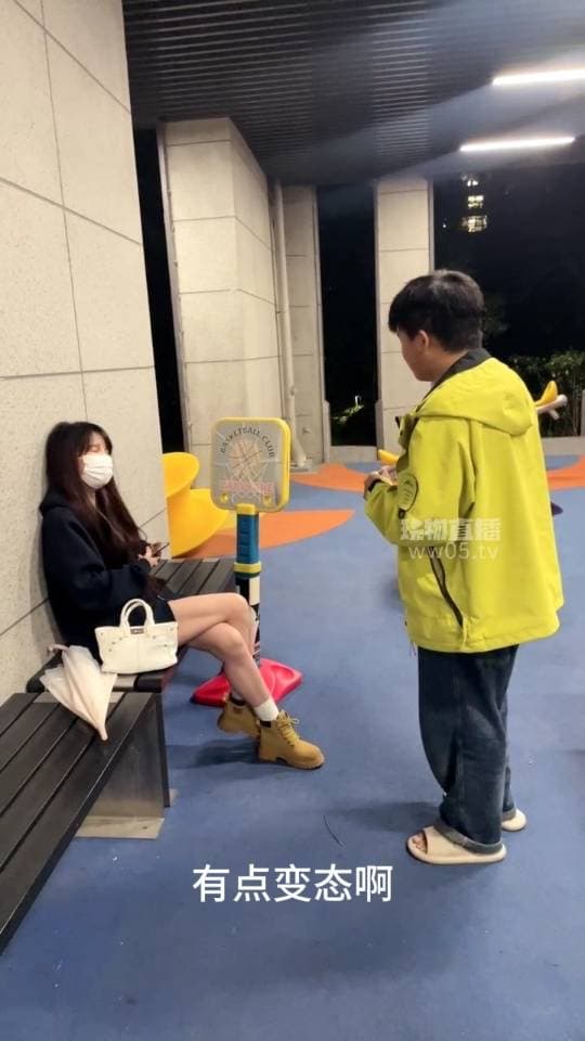 户外开发马丁靴小姐姐先要原味白袜后舔裸足