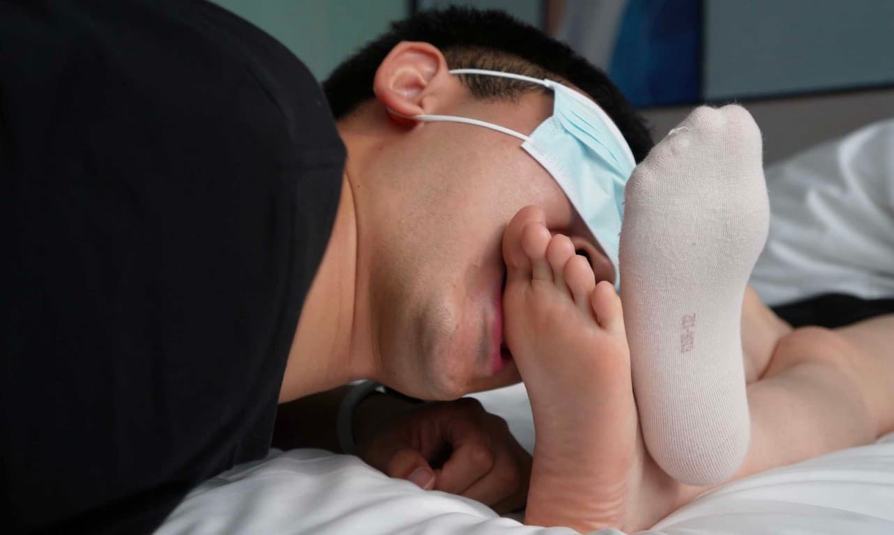 超嫩大一学妹裸足品尝