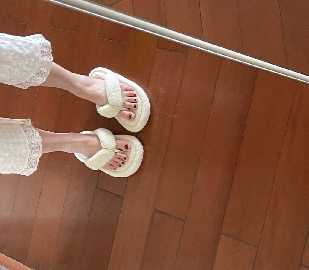 约来大一学妹，品尝白嫩裸足