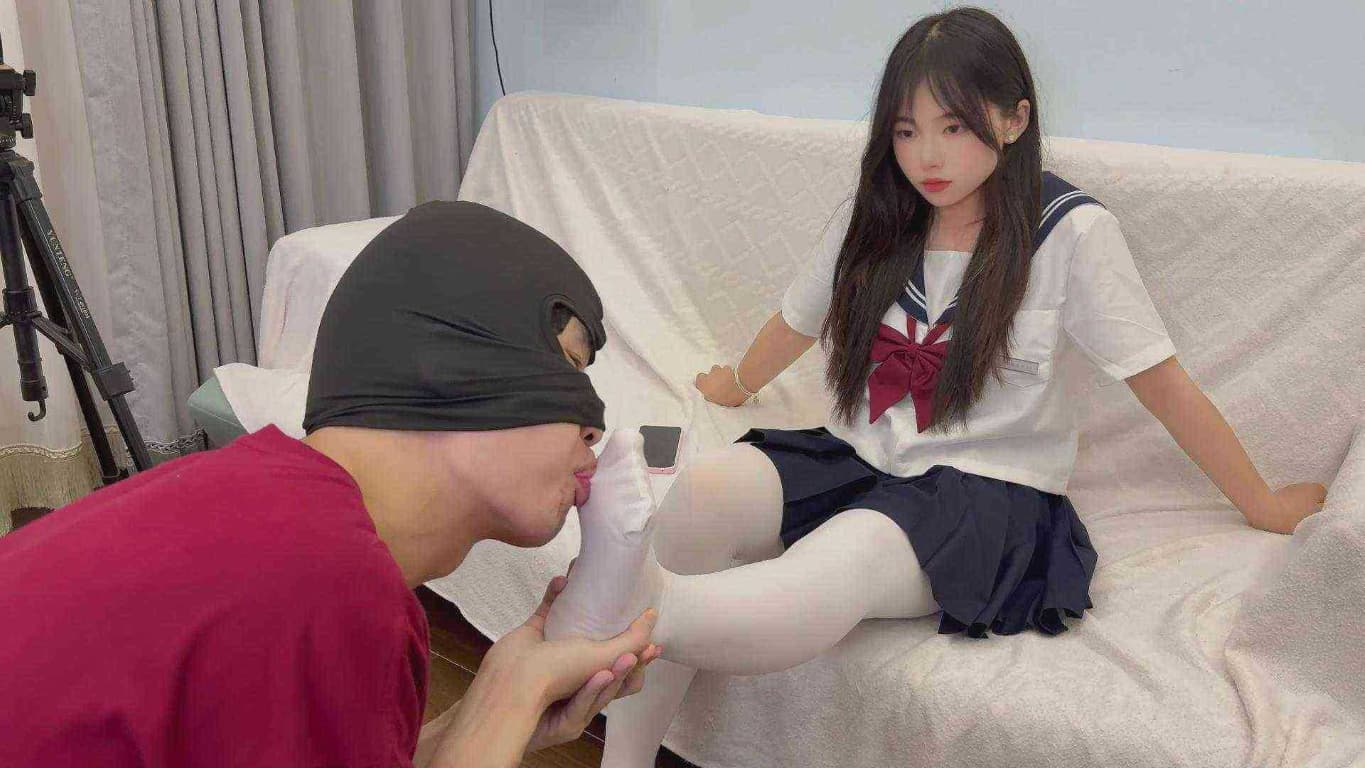 小缘被尾随狂tian白丝脚