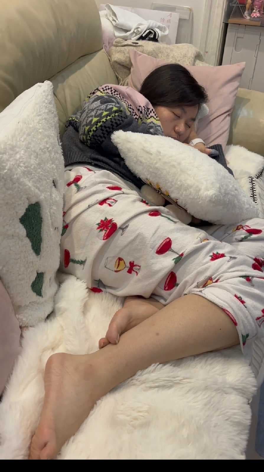 外企少妇熟睡被tian脚