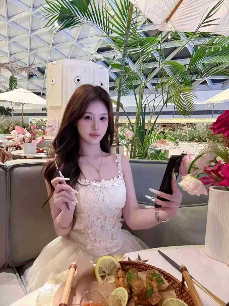 tian脚大湿—套路19岁平面模特品尝玉足