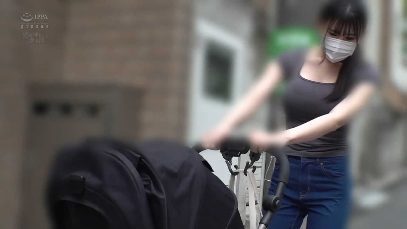 尾随只身带娃母亲，放倒tian脚